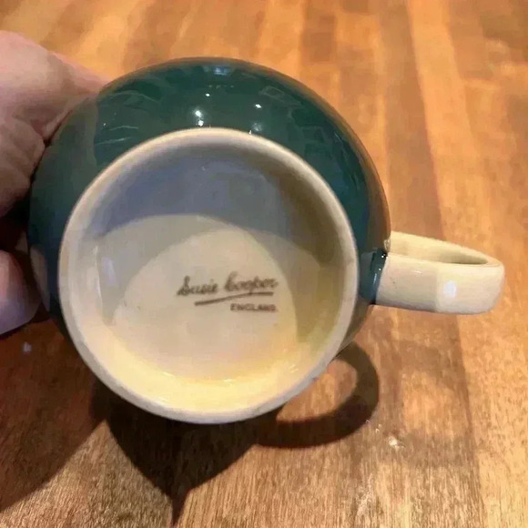 1930’s Vintage Susie Cooper Coffee/Tea Pot, Creamer  and Cups in Cream and Green - Picture 8 of 12